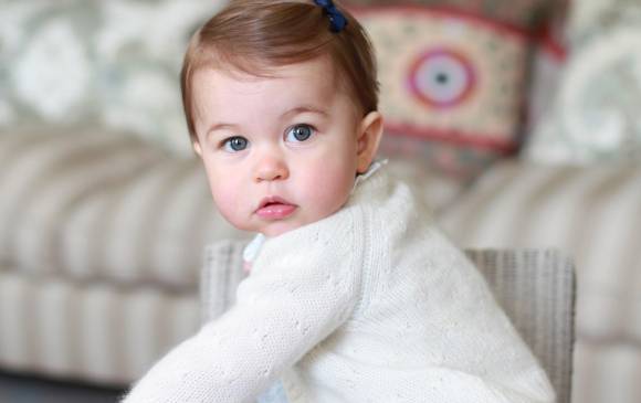 Los duques de Cambridge, Guillermo y Catalina, han difundido hoy cuatro nuevas fotos de su hija pequeña, la princesa Carlota. FOTO AP