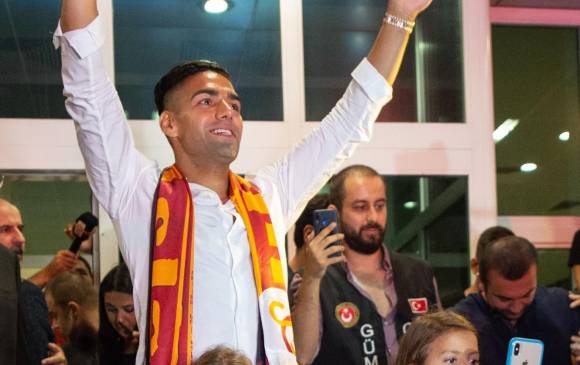 Gran recibimiento en Estambul para el colombiano Radamel Falcao García por parte de los seguidores del Galatasaray. FOTO afp