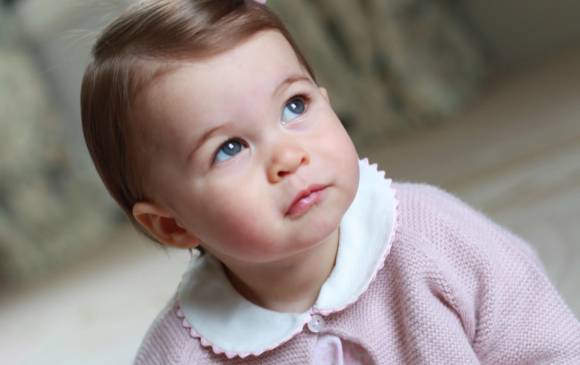 Los duques de Cambridge, Guillermo y Catalina, han difundido hoy cuatro nuevas fotos de su hija pequeña, la princesa Carlota. FOTO AP
