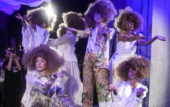 La diseñadora Kika Vargas presentó su colección en una puesta en escena que usó elementos del teatro. FOTO cortesía inexmoda