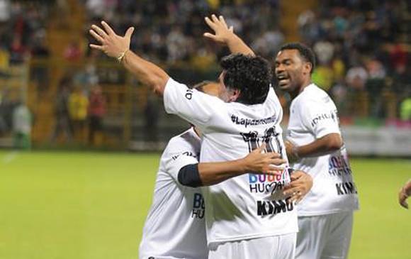 Diego Armando Maradona, con su zurda mágica, anotó el “Gol por La Paz” de nuestro país. FOTO COLPRENSA