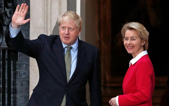 De visita en Reino Unido para reunirse con el primer ministro Boris Johnson, la presidenta de la Comisión Europea, Ursula Von der Leyen se mostró preocupada por el plazo de la transición. FOTO AFP