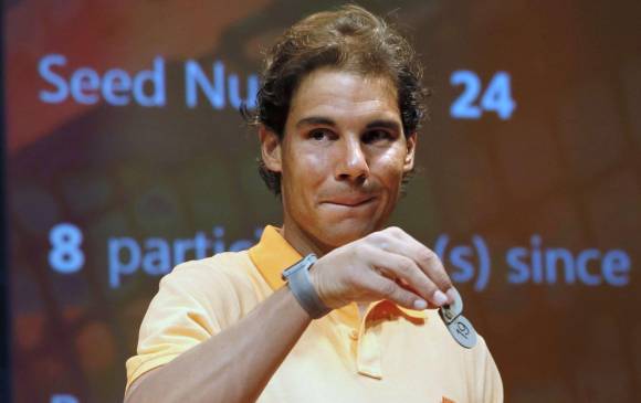 Nadal, como campeón de la rama masculina, fue el encargado de sacar los nombres de las mujeres en el sorteo de Garros. FOTO AFP