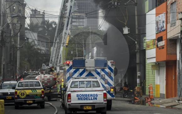 El incendio de ayer en el Centro implicó el cierre de vías importantes como las avenidas Oriental y San Juan. FOTO Santiago Mesa