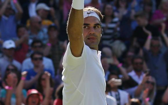No la tuvo fácil y fue una victoria complicada; sin embargo, Roger Federer ya es semifinalista en Wimbledon. FOTO AFP