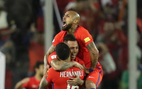 Los chilenos celebraron tras superar a Ecuador 2-1. Con ese resultado quedaron a un paso de ir al Mundial. FOTO EFE