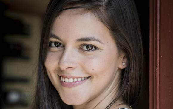 Julieth Restrepo compró una vela de la Santa Laura en su convento en Belencito y la llevo consigo toda la grabación. FOTO Emanuel Zerbos