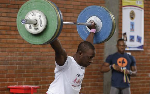 Lesman Paredes Montaño completó ayer para Colombia la quinta presea en el Mundial de pesas juvenil en Polonia. FOTO Colprensa