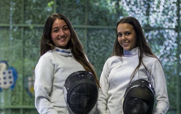 Carmen Andrea Correa (izq.) y Alejandra Piedrahíta, esgrimistas antioqueñas que lideran el ranquin nacional. FOTO Jaime Pérez