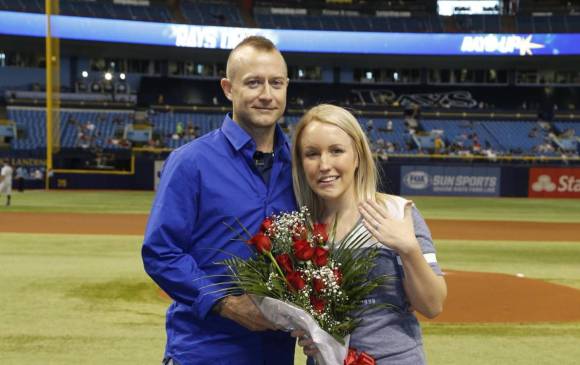 La pareja formalizó su unión en pleno campo de beísbol. FOTO Facebook