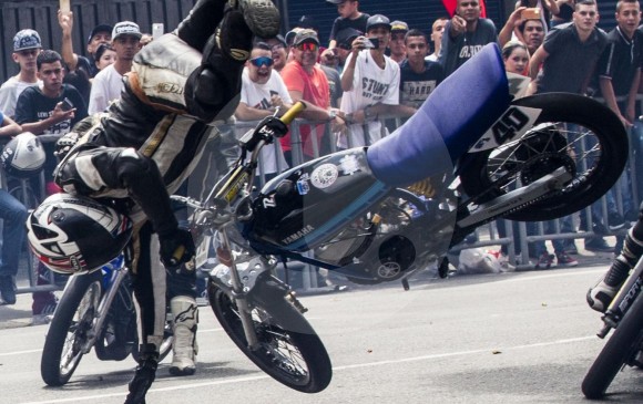 Espectacular y hasta dramática, la caída de Andrés Rodríguez, en el circuito urbano de motociclismo que no tuvo espacio para tanto público. Rodríguez se levantó sin un rasguño. FOTOs julio césar herrera