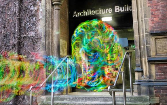 Las fotos de líneas multicolores que se arremolinan alrededor de figuras humanas fantasmales captadas por el Dispositivo Kirlian. Imagen de Digital Ethereal. FOTO luis hernan 