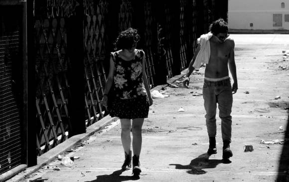 La antioqueña Luna Acosta y el bogotano Juan Lugo protagonizan la película Días Extraños. FOTO CORTESÍA