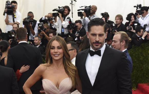 Sofia Vergara y su novio Joe Manganiello en los Met. FOTO AFP