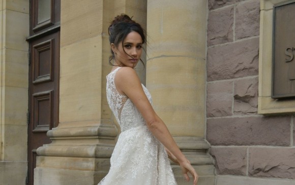 Meghan Markle con el vestido que usará su personaje Rachel Zane para casarse. FOTO DE Kleinfeld’s