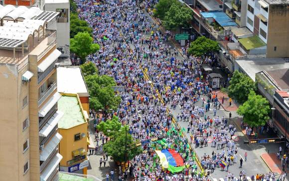 Ríos de gente como este se vieron en distintos puntos de la capital venezolana, a pesar de los obstáculos chavistas. FOTO afp