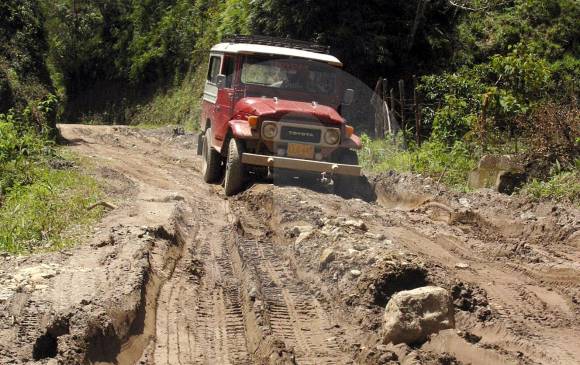 La vía El Limón (Amalfi) y Anorí es una trocha de 35 km y por su mal estado es karma de la comunidad. FOTO EL COLOMBIANO