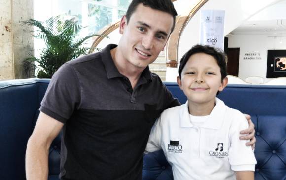 Un director tan joven como sus pupilos. FOTO Valentina Roldán y cortesía red escuelas de música