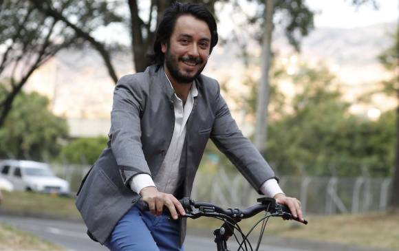 Carlos Cadena usa la bicicleta a diario para llegar a la sede de la Secretaría de Movilidad en el sector Caribe. El funcionario es PhD en Movilidad Urbana Sostenible. FOTO FOTO MANUEL SALDARRIAGA