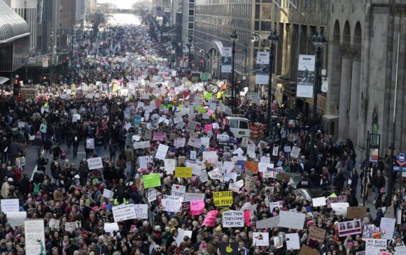 La Marcha por las Mujeres tuvo como centro Washington, en donde la mayoría de votantes son demócratas y apoyaron a Clinton. FOTOs EFE 