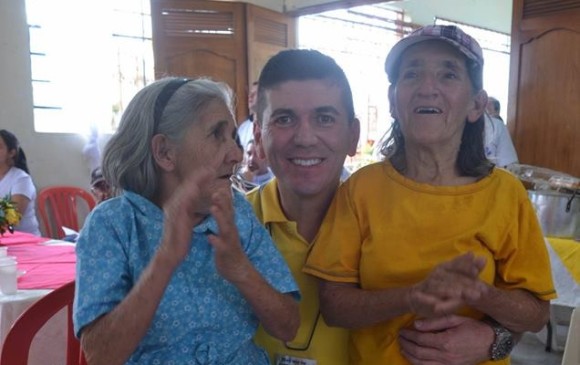 Ellos son algunos de los adultos mayores que hacen parte de la Asociación Vicentina de Montebello, hoy no pueden reunirse así, pero esperan hacerlo pronto. FOTO Cortesía
