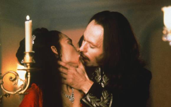Gary Oldman y Winona Ryder interpretan está escena clásica de Drácula de Bram Stoker, filme en el que también participaron los actores Keanu Reeves y Antony Hopkins. FOTO cortesía cinemark