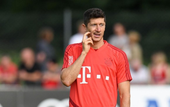 Robert Lewandowski parece no estar conforme con los refuerzos que llegaron al Bayern. Ayer reclamó más fichajes. FOTO afp