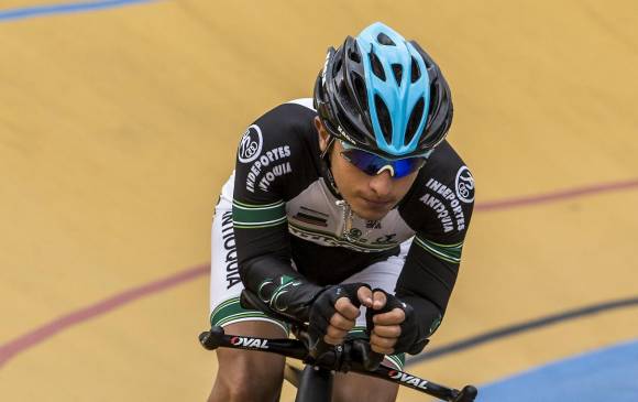 Alejandro en uno de sus entrenamientos en el velódromo de Medellín. FOTO Jaime Pérez 