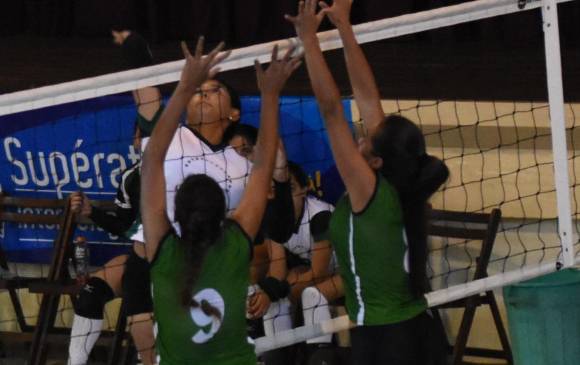 Ante Risaralda, las mujeres no dejaron duda y ganaron 3-0 (parciales 25-18, 25-19 y 25-16) a Risaralda. 