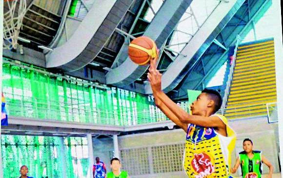 Jaret Imeka Teherán, en primer plano, tiene nombre árabe y apellido de baloncestista. FOTO cortesía Liga de baloncesto