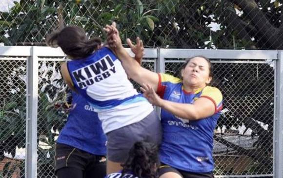En acción, Alejandra Betancur con el uniforme amarillo, azul y rojo de las Tucanes, que se concentran en Medellín. FOTO cortesía