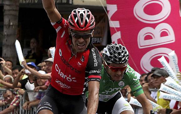 Luis Felipe Laverde, ganador ayer en Bello, por delante de Óscar Sevilla.