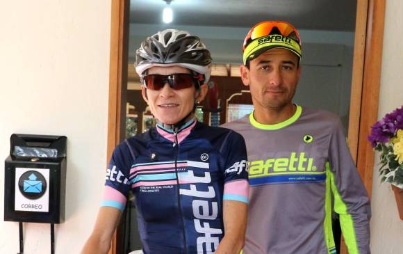 Cardeño, al lado de Carmenza Morales. La bicicleta, desde que él tenía 18 años, es otra de sus compañeras. FOTO JULIO HERRERA