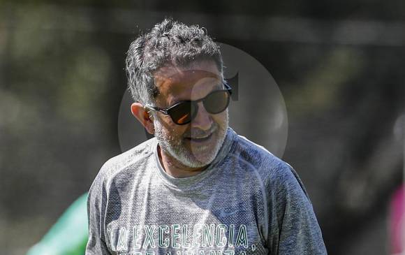 El técnico Juan Carlos Osorio en una de las prácticas, y con el habitual mensaje de motivación en la camiseta. FOTO jaime pérez