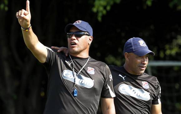 Hernán Torres, técnico tolimense que tiene al Medellín en la final, con su escudero Darío Chusco Sierra. FOTO Jaime Pérez