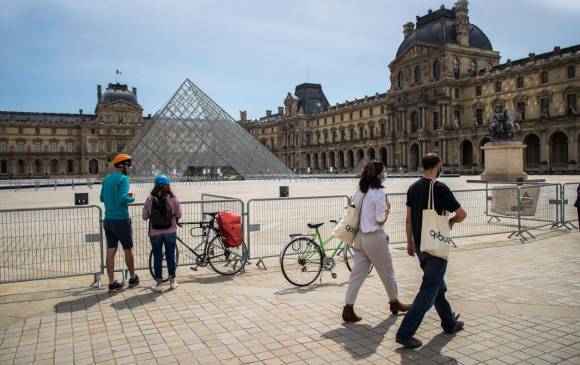 Países como Francia están haciendo reaperturas graduales, aunque aún no incluyen todavía a los museos. El Louvre, en París, y que se observa en la foto, continúa con sus puertas cerradas. En Colombia pasa igual y aún no hay una fecha de posible reapertura. Están proponiendo un protocolo para hacerlo posible. FOTO efe