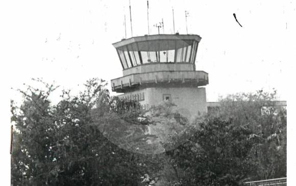 La vieja torre de control del Olaya Herrera, que sirvió al aeropuerto por 50 años, podría ser para uso ciudadano. FOTO archivo