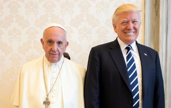 La parquedad del Papa Francisco durante su encuentro el miércoles pasado con Donald Trump fue motivo de comentarios en medios del mundo. FOTO AFP
