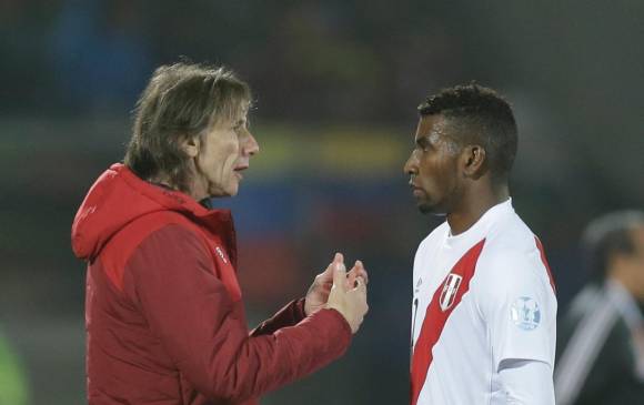 Ricardo Gareca, técnico y Carlos Ascues, jugador de la Selección peruana. FOTO AFP