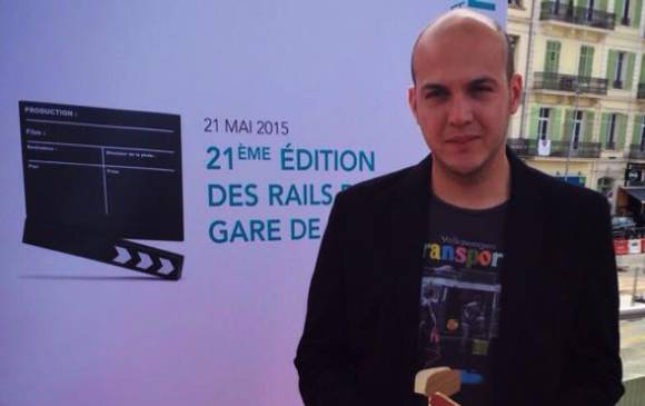 El director César Acevedo con el Riel de Oro recibido en Cannes. FOTO Facebook