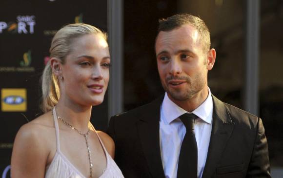 Pistorius mató a Steenkamp de cuatro disparos a través de la puerta del baño en 2013. FOTO AP