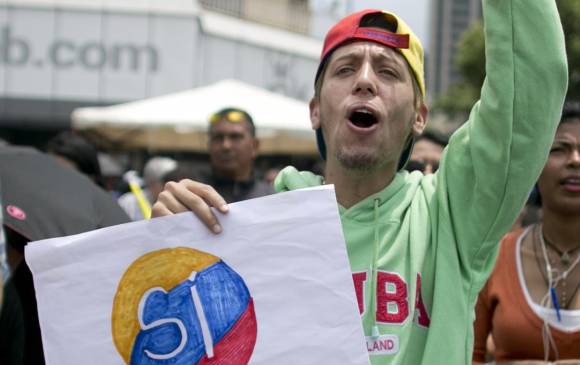 Entre miércoles y jueves cientos de miles venezolanos acudieron a firmar en una lista que supera por mucho lo esperado. FOTO AP