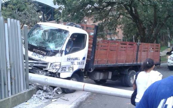 Según reportó la Policía, este camión se quedó sin frenos y perdió el control en el municipio de Envigado. FOTO: CORTESÍA GUARDIANES ANTIOQUIA. 