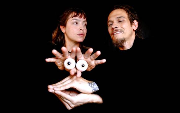 Ellos experimentan las técnicas. Al final de la función les gusta contarle al público sobre el proceso y los materiales de sus muñecos. FOTO juan antonio sánchez