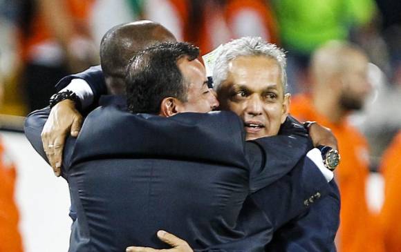 Reinaldo Rueda abrazado con Bernardo Redín (asistente) y Eduardo Velasco (preparador físico). FOTO jaime pérez 