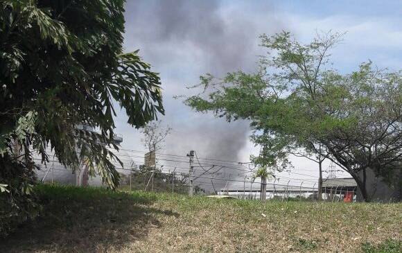 El humo se vio desde la Autopista Sur. FOTO CORTESÍA