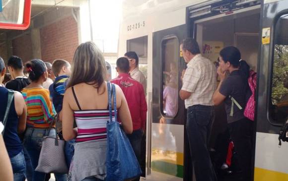 En Twitter los usuarios reportaron que el personal Metro mencionó en los altavoces que había fallas técnicas. FOTO @Heineker