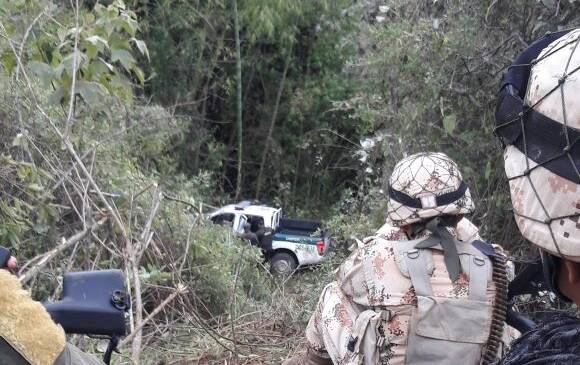 Así saquearon la camioneta donde asesinaron a tres policías en el Cauca