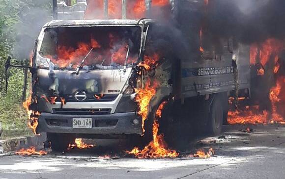 Dos camiones fueron incinerados en la vía Quibdó-Medellín