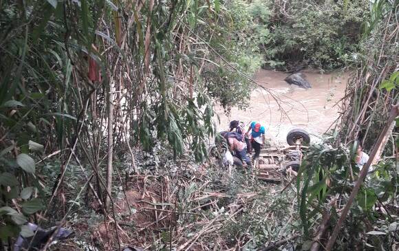 Un muerto y 12 heridos por jeep que cayó a un abismo en Caicedo